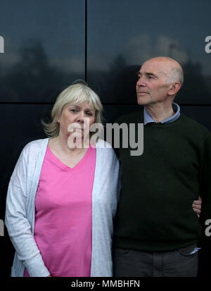 Marion et Ron Hutchison, les parents de Scott Hutchison, lors d'une conférence de presse à l'hôtel Dakota à South Queensferry, près d'Édimbourg en Écosse, où la police a lancé un nouvel appel pour obtenir de l'information pour aider à retracer le chanteur principal du groupe de rock indépendant peur lapin. Banque D'Images