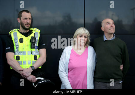 Inspecteur en chef Alan Carson (à gauche) avec Marion et Ron Hutchison, les parents de Scott Hutchison, lors d'une conférence de presse à l'hôtel Dakota à South Queensferry, près d'Édimbourg en Écosse, où la police a lancé un nouvel appel pour obtenir de l'information pour aider à retracer le chanteur principal du groupe de rock indépendant peur lapin. Banque D'Images