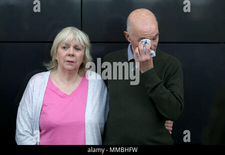 Marion et Ron Hutchison, les parents de Scott Hutchison, lors d'une conférence de presse à l'hôtel Dakota à South Queensferry, près d'Édimbourg en Écosse, où la police a lancé un nouvel appel pour obtenir de l'information pour aider à retracer le chanteur principal du groupe de rock indépendant peur lapin. Banque D'Images