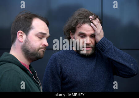 Neil Hutchison (à gauche) et Grant Hutchison, les frères de Scott Hutchison, lors d'une conférence de presse à l'hôtel Dakota à South Queensferry, près d'Édimbourg en Écosse, où la police a lancé un nouvel appel pour obtenir de l'information pour aider à retracer le chanteur principal du groupe de rock indépendant peur lapin. Banque D'Images