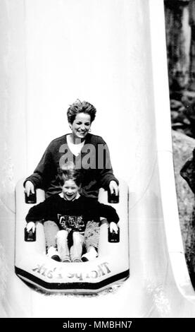 Diana, princesse de Galles et son plus jeune fils, le prince Harry, sur 'la mort' Charge ride de Thorpe Park. *UK Ch. seulement. *Pic 24 seulement Banque D'Images