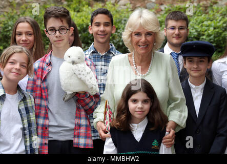 Retransmission de la correction de la duchesse de Cambridge à la duchesse de Cornouailles La Duchesse de Cornouailles pose pour une photographie avec les écoliers de l'école comme elle IM Panagiotopoulos assiste à un événement d'alphabétisation de l'UNESCO au monastère de Kaisariani à Athènes. Banque D'Images