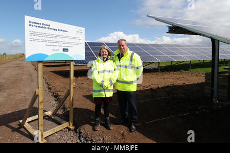 Leo Martin (à droite), MD de Génie Civil à Graham Construction, avec Sara Venning, PDG de NI (Irlande du Nord) de l'eau, à l'ouverture de la nouvelle &pound;7 millions de dollars à la ferme solaire, qui sera de Dunore fournissent de l'électricité à l'II&eau Otilde Dunore;s travaux de traitement de l'eau dans le sud d'Antrim. Banque D'Images