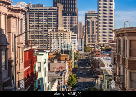 Horizon de San Francisco par Kearney Street vu de Telegraph Hill vers le sud en été. Banque D'Images