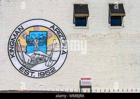 Peinture murale conçue logo de la ville de Kingman, Arizona, peint sur un mur de brique de l'édifice Gruninger. Banque D'Images