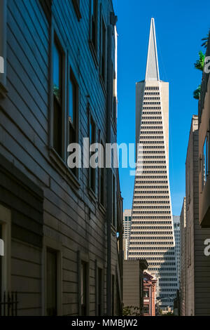 La Transamerica Pyramid skyscraper vu à travers une allée à San Francisco, Californie. Banque D'Images