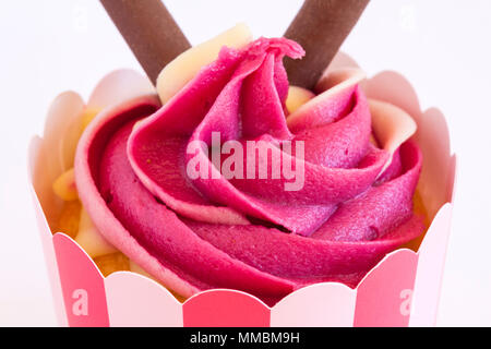 M&S Ondulation Framboise Gâteau Sundae close up avec fond blanc Banque D'Images