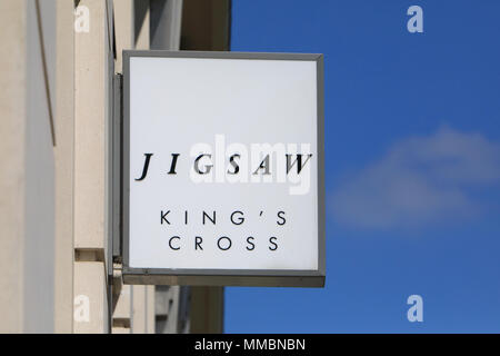 Magasin de vêtements Jigsaw sur Kings avenue menant à Kings Cross, à Londres, Royaume-Uni Banque D'Images