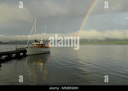 L'Océanie, la Nouvelle-Zélande, Aotearoa, île du Sud, Southland, Te Anau, Lac Te Anau, arc-en-ciel sur le lac Banque D'Images