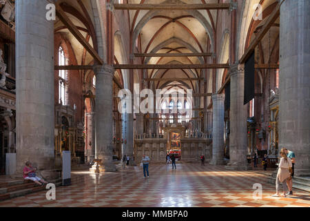 Intérieur de la Basilique de Santa Maria Gloriosa dei Frari, San Polo, Venise, Vénétie, Italie avec les touristes à visiter la ville. 13e siècle gothique italien arkite Banque D'Images