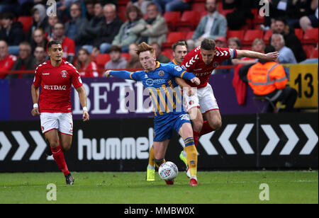 La ville de Shrewsbury Jon Nolan (à gauche) et Charlton Athletic's Jason Pearce bataille pour la balle durant le ciel parier un demi-finale des séries éliminatoires de la Ligue, premier match de jambe à la vallée, Londres. Banque D'Images