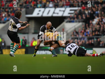 Digby Ioane de l'Australie est abordé par Stirling Mortlock et Danny Cipriani des barbares, le Stade de Twickenham à Londres. 26 Novembre 2011 Banque D'Images