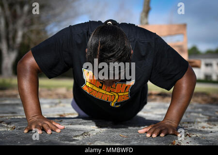 Veronica Luvert, membre de l'équipe black Warriors Poids, effectue des push-ups au cours d'une manifestation à guerriers Poids Hurlburt Field, en Floride, le 24 février 2018. L'événement de remise en forme et d'exécution de l'exercice combiné six stations. (U.S. Air Force Banque D'Images