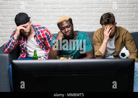 Amitié, sport et loisirs concept - triste ami beer regarder du sport à la télé à la maison Banque D'Images