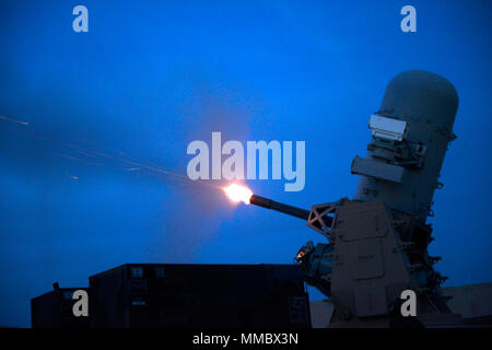 Des soldats effectuent des essais de tir d'un Counter-Rocket l'armée, de l'artillerie, et de mortier (C-RAM) du système d'armes d'interception à l'aérodrome de Kandahar, en Afghanistan, le 7 mars 2018. Le C-RAM est utilisée pour détecter et détruire les roquettes, d'artillerie et de mortier dans l'air avant qu'ils atteignent leurs objectifs. Aviateurs, avec le 220e Escadron de génie, Ohio Air National Guard, et les soldats du 2e Bataillon, 174e Régiment d'artillerie de défense aérienne, la Garde nationale, Armée de l'Ohio ont travaillé ensemble tout au long d'une partie importante de leur déploiement au cours des derniers mois pour mener à bien les projets de soulèvement, en Banque D'Images