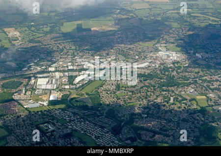 Vue aérienne de la ville de Bracknell Berkshire complet avec des immeubles de bureaux, centre commercial et des quartiers d'habitations. Banque D'Images