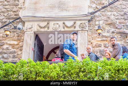 Des personnes non identifiées dans une file d'attente pour entrer dans la tour de Galata, une tour de pierre médiévale dans l,Galata Istanbul,Turquie,Karakoy .29 Avril 2018 Banque D'Images