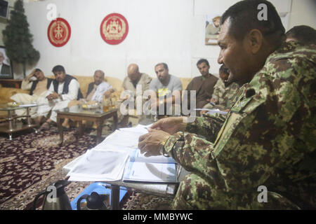 Le colonel de l'Armée nationale afghane Abdul Latif, droit, l'officier des opérations du 215e Corps, discute de stratégie offensive avec les conseillers des marines assigné à la Force au sud-ouest et les principaux dirigeants gouvernementaux de la région de Gereshk pendant le fonctionnement Maiwand Six, le 29 septembre, 2017. Plusieurs éléments de la Défense nationale afghane et les forces de sécurité se sont réunis pour faire échec à l'insurrection de Gereshk et ses environs pendant la mission de deux semaines. Conseillers avec le Groupe de travail a permis à leurs partenaires afghans par bataille le suivi et recommandations stratégiques, contribuant à améliorer la sécurité de Gereshk Banque D'Images