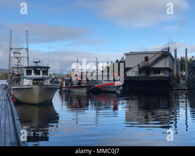 Une station de la Garde côtière de 45 pieds de Ketchikan Boat-Medium Réponse aide à l'équipage amarre le navire de pêche de 34 pieds Nata Ella en Refuge Cove, Ketchikan, Alaska 7 Oct, 2017. La NATA Ella équipage a déclaré qu'ils prenaient sur l'eau sur le côté sud-ouest de l'île, et l'audacieuse Gare Ketchikan RB-M équipage fourni une pompe d'assèchement et remorqué le navire de pêche à Ketchikan. Photo de la Garde côtière des États-Unis. Banque D'Images