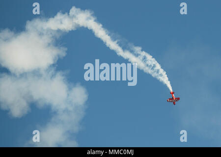 Membre de l'air huile Lucas présente, se prépare à effectuer un tire-bouchon vers le bas à San Francisco Fleet Week 7 Oct, 2017. Les Snowbirds ont démontré des compétences aériennes prouesses, l'exécution et la formation de près les manœuvres de la foule. San Francisco Fleet Week est l'occasion pour le public américain pour répondre à leurs Corps des Marines, les équipes de la Marine et de la Garde côtière et de l'expérience de la mer de l'Amérique. La Semaine de la flotte fera ressortir de la marine, de l'équipement, la technologie et les capacités, en mettant l'accent sur l'aide humanitaire et la réaction aux catastrophes. (U.S. Marine Corps photo par Lance Cpl. Samantha Bray) Banque D'Images