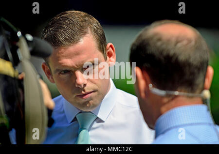 Douglas Ross député (conservateur: Moray) interviewé sur College Green, Westminster par Norman Smith de la BBC. Banque D'Images