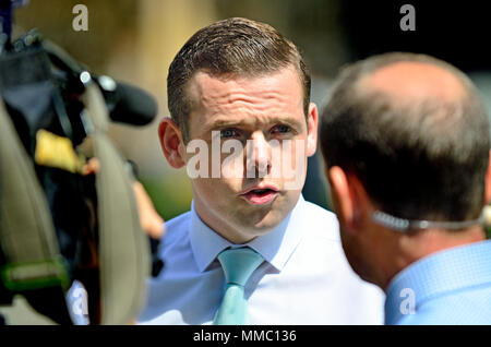 Douglas Ross député (conservateur: Moray) interviewé sur College Green, Westminster par Norman Smith de la BBC. Banque D'Images