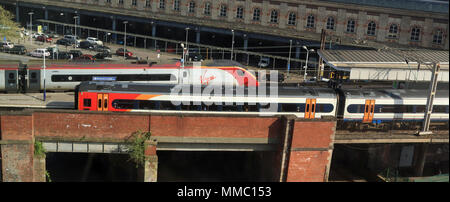 Sur le début de mai Jour férié samedi une vierge sur un Pendolino détournées à Liverpool Lime Street services Euston passe par Manchester Piccadilly Banque D'Images