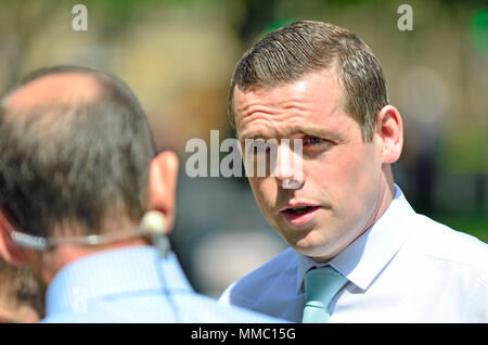 Douglas Ross député (conservateur: Moray) interviewé sur College Green, Westminster par Norman Smith de la BBC. Banque D'Images