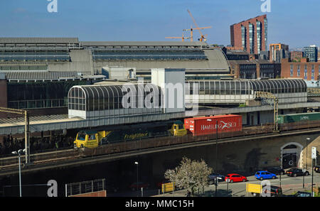 Un Freightliner loco diesel passe par 14 plate-forme à Manchester avec un service intermodal de Crewe de Trafford Park à Manchester Banque D'Images