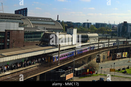 Sur un jour férié samedi un train arrive du nord de la plate-forme en 14 à Manchester avec un service de l''aéroport de Manchester à Blackpool North. Banque D'Images