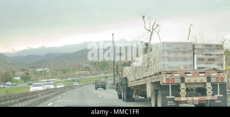 Des soldats de la réserve de l'Armée américaine affecté à la 432e compagnie de transport, 346e, 166e bataillon de transport Groupe de soutien régional, 1ère Commande de soutien de mission, hors de Ceiba, Puerto Rico, départ Fort Buchanan, Puerto Rico tôt le matin pour livrer des vivres à Rafael accalmie Coliseum de Adjuntas, Puerto Rico, le 6 octobre 2017. Fort Buchanan est un emplacement central avec une gamme complète de capacités inhérentes à l'America's Army, à : ingénieur, de la médecine et de l'appui logistique. (U.S. Réserve de l'armée photo par le Sgt. Carlos Garcia) Banque D'Images