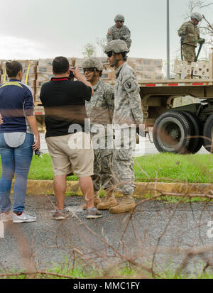 Des soldats de la réserve de l'Armée américaine affecté à la 432e compagnie de transport, 346e, 166e bataillon de transport Groupe de soutien régional, 1ère Commande de soutien de mission, hors de Ceiba, Puerto Rico, participer à une entrevue avec le journal local, EL Vocero, à la périphérie de San Juan, Porto Rico, le 6 octobre 2017. La réserve de l'armée et des médias locaux travaillent ensemble dans le cadre d'un gouvernement tout entier et l'effort communautaire pour aider à Puerto Rico en temps de crise. (U.S. Réserve de l'armée photo par le Sgt. Carlos Garcia) Banque D'Images