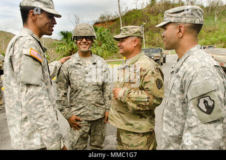 Des soldats de la réserve de l'Armée américaine affecté à la 432e compagnie de transport, 346e, 166e bataillon de transport Groupe de soutien régional, 1ère Commande de soutien de mission, hors de Ceiba, Puerto Rico, arrivent au Rafael accalmie d'apporter de la nourriture en Coliseum Adjuntas, Puerto Rico, le 6 octobre 2017. La majorité de l'armée américaine de soldats affectés à Puerto Rico sont natifs de l'île et donnent de leur mieux pour soutenir leurs communautés en temps de crise. (U.S. Réserve de l'armée photo par le Sgt. Carlos Garcia) Banque D'Images