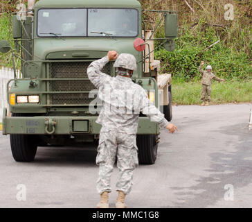 Des soldats de la réserve de l'Armée américaine affecté à la 432e compagnie de transport, 346e, 166e bataillon de transport Groupe de soutien régional, 1ère Commande de soutien de mission, hors de Ceiba, Puerto Rico, remplir une mission de livraison de nourriture à l'accalmie Rafael Coliseum de Adjuntas, Puerto Rico, le 6 octobre 2017. Les soldats de la réserve de l'armée font partie d'un ensemble de l'effort du gouvernement en tant qu'une seule équipe à l'appui du peuple de Porto Rico. (U.S. Réserve de l'armée photo par le Sgt. Carlos Garcia) Banque D'Images