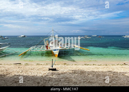 La plongée des pontons mouillant au large d'Alona Beach sur l'île de Panglao, Bohol, Philippines. Banque D'Images