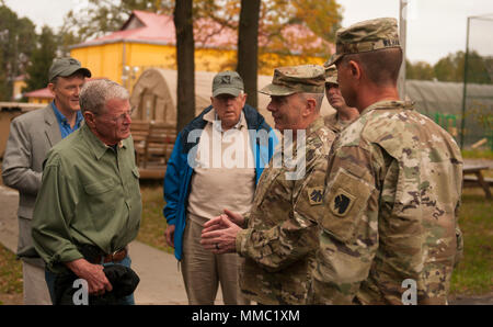 Le brig. Le général Louis Wilham, adjudant général provisoire de l'Oklahoma, et le Colonel David Jordan, commandant de la 45ème Infantry Brigade Combat Team Sen. Jim Inhofe guide de l'Oklahoma et le sénateur Mike Enzi du Wyoming grâce à une visite guidée de la Combat de Yavoriv Centre de formation sur le maintien de la paix internationale et la sécurité sur le 7 octobre. Banque D'Images