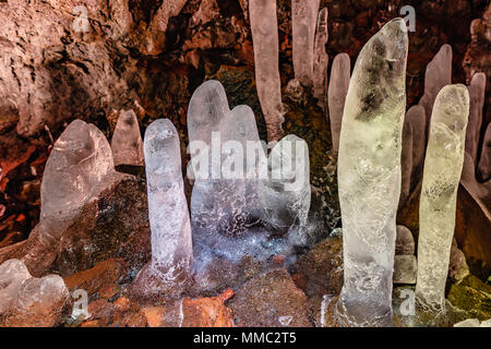 Les stalagmites de glace dans la grotte du tunnel de lave de Raufarholshellir dans le sud de l'Islande Banque D'Images