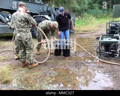 170921-N-N0443-001 VIRGINIA BEACH, en Virginie (sept. 21, 2017) Seabees Apprenez à installer des armes nucléaires, biologiques et chimiques des filtres sur le système de purification de l'eau légère (LWP) au cours de la formation commune de base à bord expéditionnaire peu Creek-Fort Histoire. En utilisant la technologie d'osmose inverse, le lightweight, modulaire et hautement autonome, transportable LWP est capable de purifier jusqu'à 75 gallons par heure d'eau salée et 125 gallons par heure d'eau douce. Naval Facilities Engineering Command Training Support Agence offrait la formation dans le cadre d'une stratégie de soutien intégrée de produits f Banque D'Images