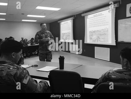 Le Conseiller militaire de l'Académie de formation fourni 1BCT dirigeants sur les compétences nécessaires pour conseiller efficacement les homologues de l'appui d'opérations en Afghanistan. Grâce à une combinaison de base fonctionnelle SFA, délibéré, de formation et d'exercices pratiques dans la communication interpersonnelle ; dirigeants ont été en mesure de mieux comprendre leur rôle en tant que conseiller. La formation s'est terminée avec les principaux chefs de file des engagements avec l'accent sur les engagements avec les forces de sécurité du pays hôte (HNSF) acteurs. Ces engagements avec les acteurs culturels leur a donné l'occasion de mettre en pratique leurs compétences dans Banque D'Images