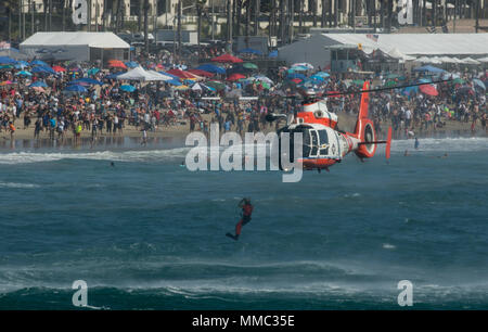 Un United States Guardsman saute d'un hélicoptère MH-65 Dolphin US Coast Guard au cours d'une démonstration de recherche et de sauvetage à la plage Huntington 2017 Breitling Air Show à Huntington Beach, Californie, le 1er octobre 2017.Le but de la démonstration de recherche et de sauvetage est d'améliorer la capacité de la Garde côtière canadienne et d'intervention augmenter rapidement la chance de trouver un marin en détresse. (U.S. Air Force photo/Navigant de première classe Alexander Cook) Banque D'Images