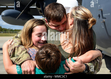 Tech. Le Sgt. James Anderson, 23e Escadron de maintenance de l'équipement d'entretien de structures d'aéronefs, étreintes sa famille lors d'un redéploiement, le 6 octobre 2017, Moody Air Force Base, Ga. aviateurs de la 71e rouge soutenu les opérations de déploiement en fournissant du personnel expéditionnaire avec appel des forces de récupération s'ils ont besoin d'être secourus. (U.S. Photo de l'Armée de l'air par la Haute Airman Greg Nash) Banque D'Images