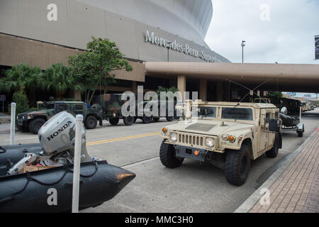 Les soldats de la Garde nationale de la Louisiane sont la mise en place d'un centre d'opérations tactiques à l'intérieur de la Mercedes-Benz Superdome avec la menace imminente de l'Ouragan Nate approche rapidement de la Nouvelle Orléans, Oct 7, 2017. La tempête devrait atteindre le statut de catégorie 2 avec des vents soutenus de 90 milles par heure. (U.S. Photo de la Garde nationale par le sergent. Josiah Pugh) Banque D'Images