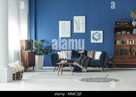 Cette chambre spacieuse dispose d''un bleu à l'ancienne en bois Meubles de salon Banque D'Images