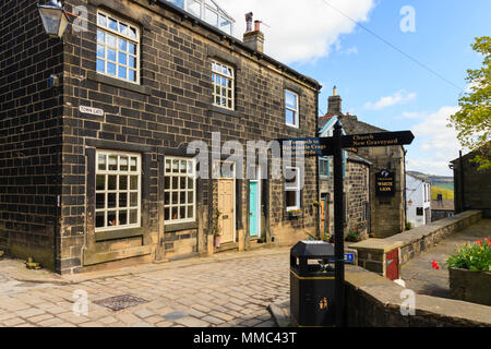 À la porte de la ville en direction de Heptonstall, un ancien village au-dessus de Hebden Bridge, West Yorkshire Banque D'Images