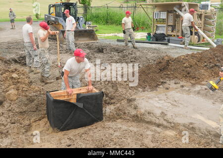 Aviateurs de la Garde nationale de l'Ohio à déploiement rapide des 200e Ingénieur d'exploitation ingénieur de l'Escadron de réparation Les travaux sur un système de drainage pour la purification d'eau par osmose inverse à l'Université des îles Vierges Terrain de soccer, Saint Thomas le 10 octobre. L'équipe d'environ 25 aviateurs ont été sur l'île depuis le 13 septembre après l'Ouragan Irma et ont construit des tentes, des latrines, des douches et une buanderie pour les soldats et aviateurs. Banque D'Images