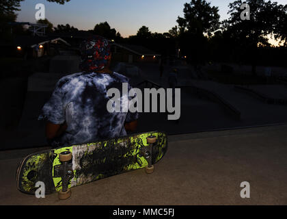 Navigant de première classe DuBois Toy, 5e Escadron de préparation logistique responsable du véhicule, prend une pause veillant sur le skate park de Minot Roosevelt Park le 21 septembre 2017. Toy exprime sa passion pour la planche à roulettes en patinant au travail tous les jours. (U.S. Air Force photo par un membre de la 1re classe J. Dillon vérification) Banque D'Images