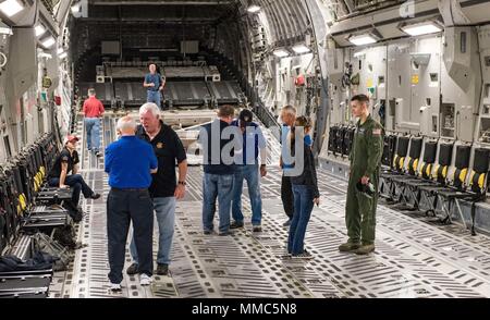 Airman Senior Andrew Gwinn, Escadron de transport aérien 3d'arrimeur, répond aux questions des membres de l'équipe de NASCAR sur le C-17 Globemaster III et ses fonctions le 28 septembre 2017, sur la base aérienne de Dover, Delaware Gwinn a été membre de l'équipage d'un 3d qui ont eu plus de 20 participants sur un vol d'orientation de NASCAR. (U.S. Air Force photo de Roland Balik) Banque D'Images