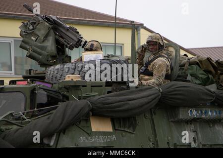 Task Force Wolfpack, composé principalement de l'Escadron, 3e régiment de cavalerie 2d, de l'armée américaine avec des éléments de l'Escadron d'artillerie, 2CR, l'Escadron du génie, 2CR et l'Escadron de Balaklava, Light Dragoons Regiment, rôle de l'armée britannique d'un motorpool 11 octobre 2017 pour commencer leur 1 100 km route à partir de mars, l'Allemagne à la caserne de Rose Orzysz, Pologne. Les troupes se dirigent vers la Pologne de faire partie d'un groupe de combat de la Pologne à l'appui de l'OTAN est une initiative de présence de l'avant. Banque D'Images