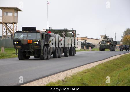 Task Force Wolfpack, composé principalement de la 3d, 2d de l'escadron de cavalerie de l'armée américaine, avec des éléments de l'Escadron d'artillerie, 2CR, l'Escadron du génie, 2CR et l'Escadron de Balaklava, Light Dragoons Regiment, rôle de l'armée britannique d'un motorpool 11 octobre 2017 pour commencer leur 1 100 km route à partir de mars, l'Allemagne à la caserne de Rose Orzysz, Pologne. Les troupes se dirigent vers la Pologne de faire partie d'un groupe de combat de la Pologne à l'appui de l'OTAN est une initiative de présence de l'avant. Banque D'Images