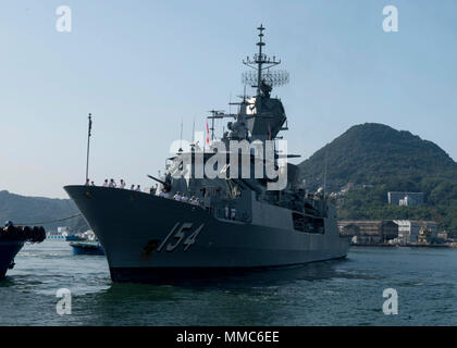 SASEBO, Japon (oct. 9, 2017) de la Royal Australian Navy frégate de classe ANZAC HMAS Parramatta (FFH 154) arrive au commandant, activités de la Flotte, 09 octobre 2017 ; 51. Parramatta est venu sur une routine visite portuaire. (U.S. Photo par Marine 3e classe Mineman Zachary S. Horvath/ libéré) Banque D'Images